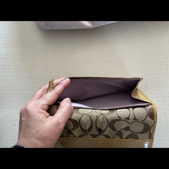 Coach beige, signature, soho, pleated, jacquard, bag/purse and matching wallet. - Picture 12 of 13